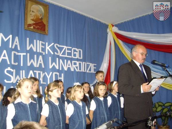 : Na fot. Uczniowie Szkoły Podstawowej wraz z burmistrzem Klemensem Podlejskim w czasie oficjalnej części uroczystości